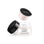 Enriquecido com o Complexo StructureLift, o Gel-Creme de Dia Refirmante é o aliado ideal das mulheres com pele normal, mista ou oleosa. A sua textura fundente ultraleve preenche a pele, oferecendo um verdadeiro efeito lifting.